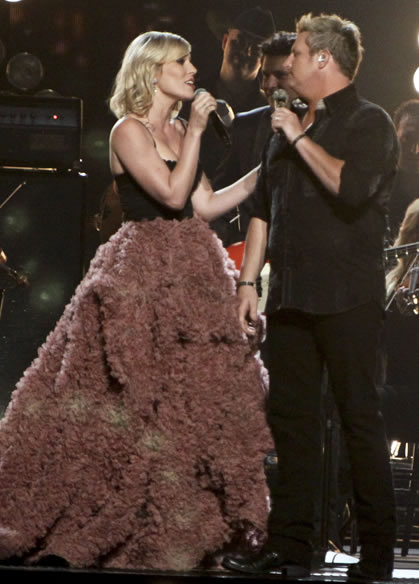 Natasha Bedingfield sings with the Rascal Flatts at the CMAs.