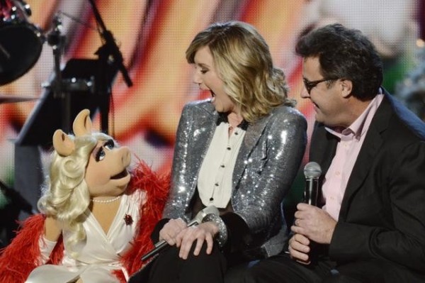 Miss Piggy with CMA Country Christmas host Jennifer Nettles and duet partner Vince Gill 