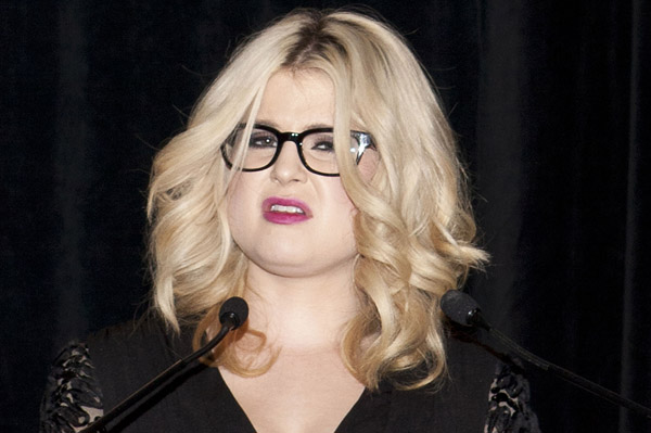 Kelly Osbourne breaks hand in fall