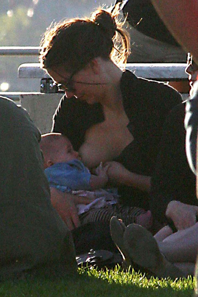 Maggie Gyllenhaal breastfeeding in public