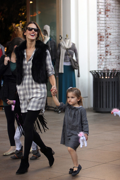 Pregnant Alessandra Ambrosio and daughter