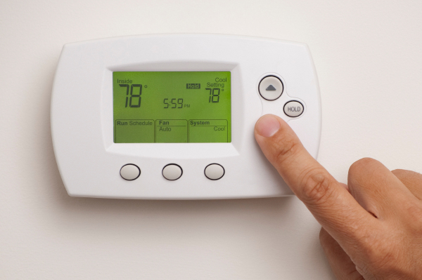 setting a digital thermostat