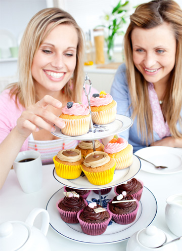 Friends eating cupcakes together