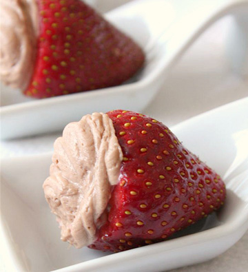 Nutella cheesecake stuffed strawberries