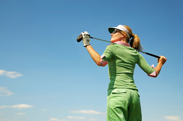 woman playing golf