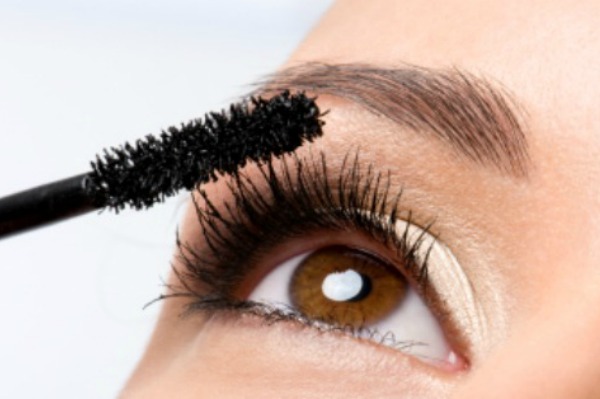 Applying mascara