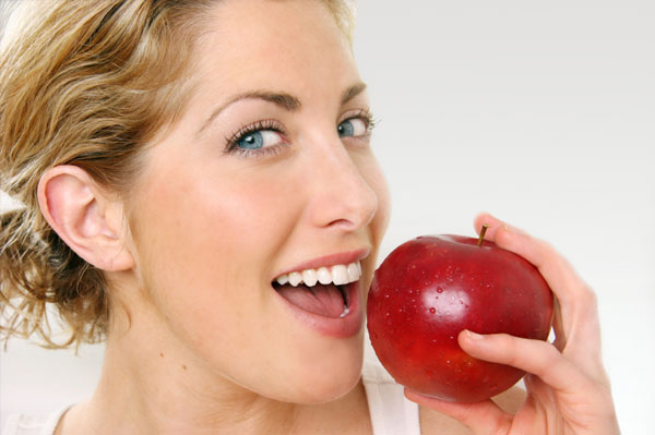 healthy woman eating apple
