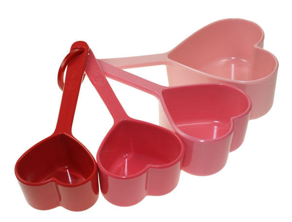 heart measuring cups
