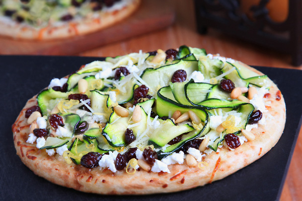 Zucchini ribbons and raisins pizza