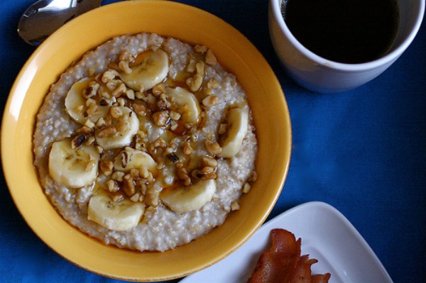 Oatmeal with bananas and nuts