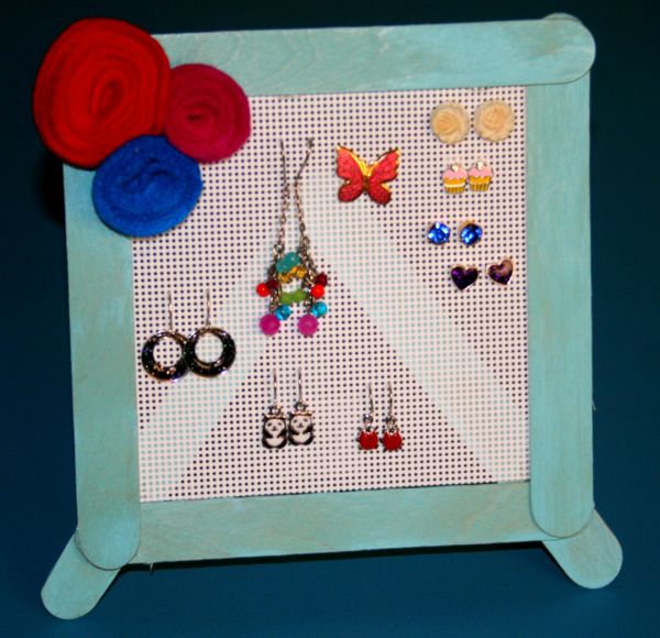 Earring easel