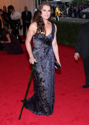 Brooke Shields shows up to the Met with a cane.