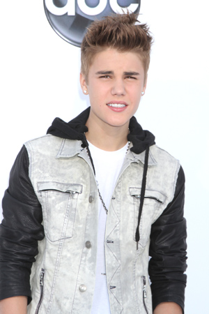 Justin Bieber tussles with photographer
