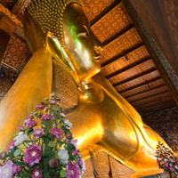 Visit the reclining Buddha (Wat Pho)