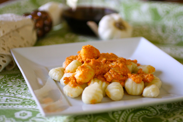 Pasta with roasted red pepper and artichoke pesto