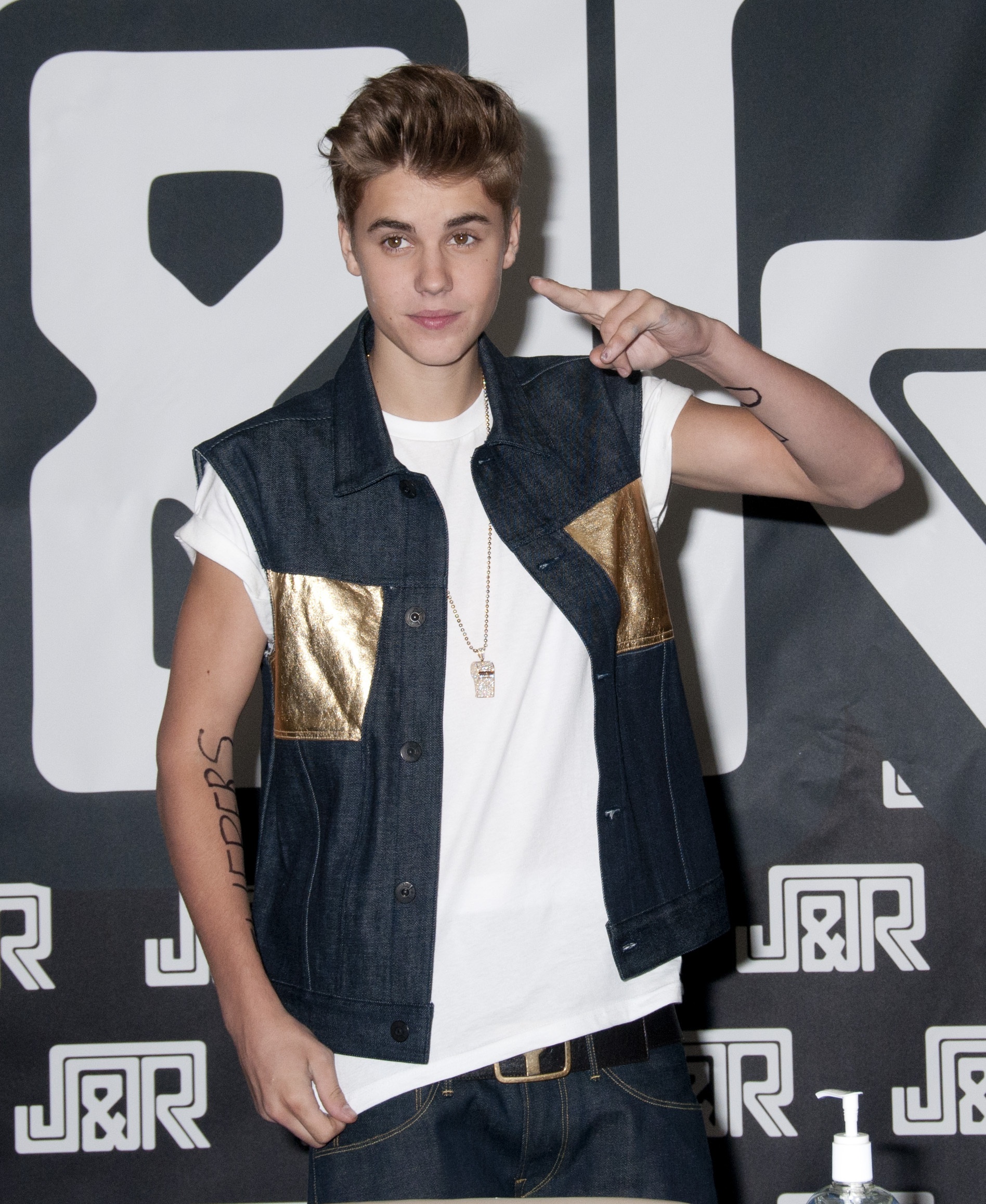 Justin Bieber signing
