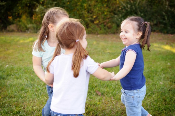 preschoolers dancing on play date
