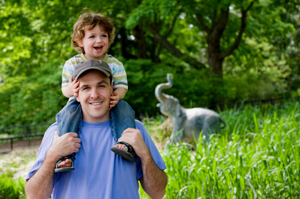 toddler on dad at zoo