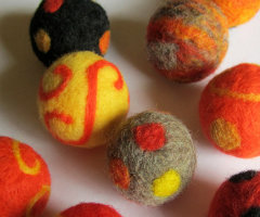 ArtSincerely wool cat ball