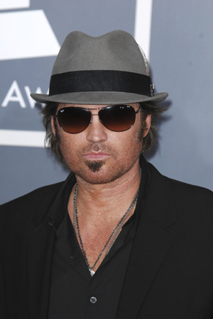 Billy Ray Cyrus tweets a picture of his bloodied son