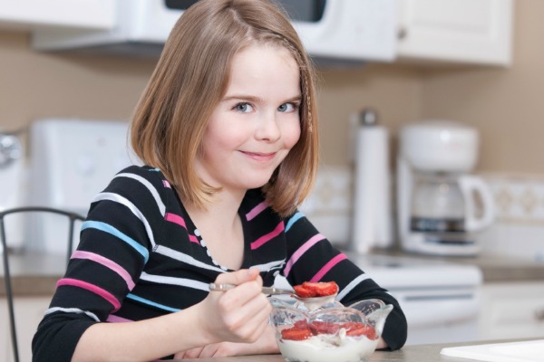 children eating yogurt