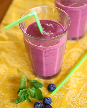Gluten-free Goodie of the Week: Blueberry, banana and mint smoothies
