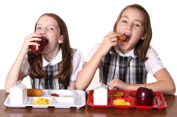 Kids eating lunch at school