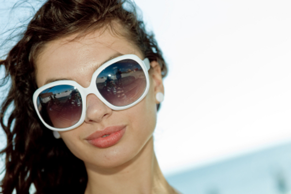 woman with big sunglasses