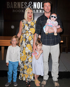 Tori Spelling with family