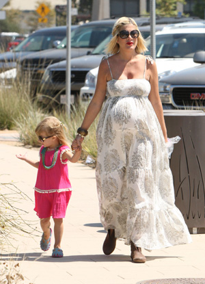 Pregnant Tori Spelling and Stella