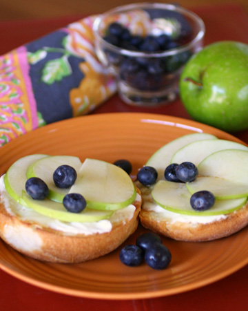 Gluten-free Friday: Breakfast bagels with mascarpone, apples, blueberries and honey