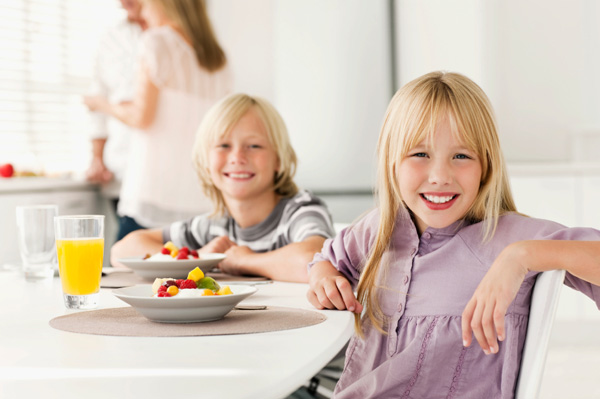 Kids eating healthy breakfast