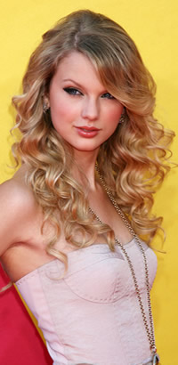 Taylor Swift's curly hairstyle