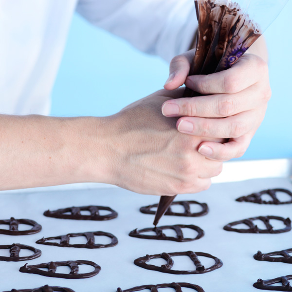 Create the outline of the chocolate feathers