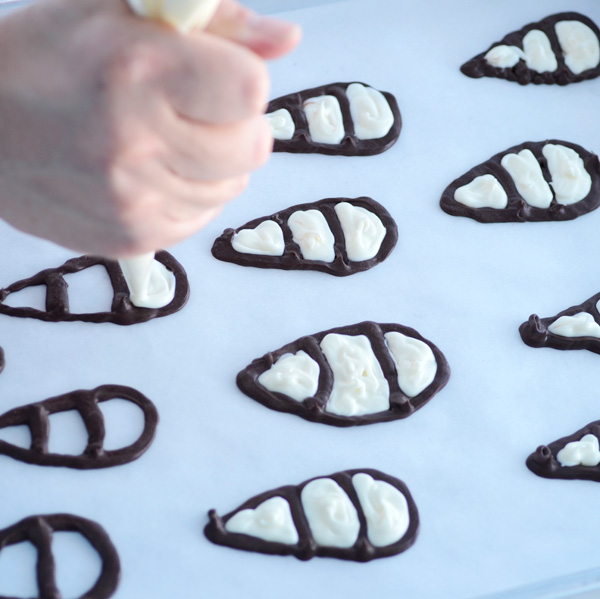 Fill in the chocolate feathers with white chocolate