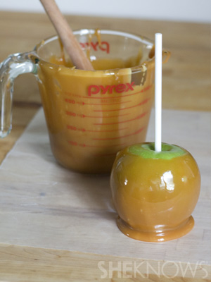 Prepare your caramel | Vampire Caramel Apple
