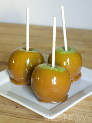 Let the caramel dry | Vampire Caramel Apple