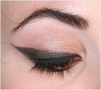 Halloween pinup girl makeup tutorial - example of cat eye makeup
