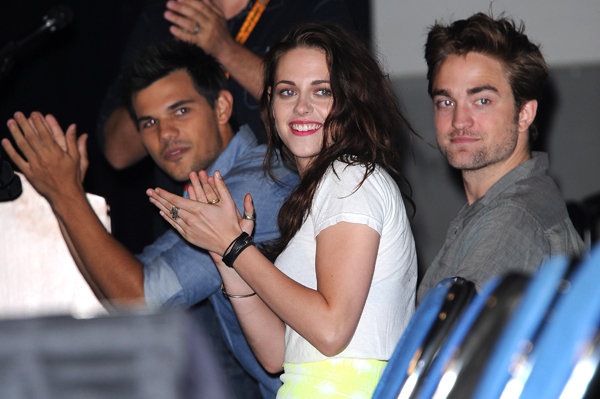 Fandango plans Breaking Dawn Part 2 ticket sales starting Oct 1