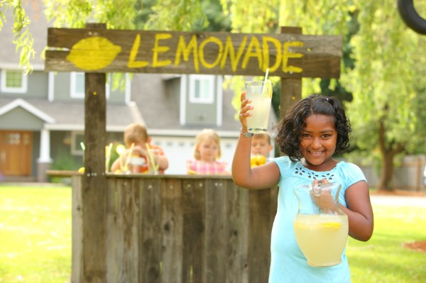kids running lemonade stand