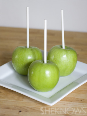 Prepare your apples | Vampire Caramel Apples