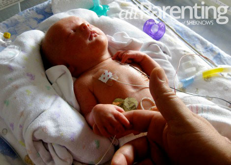 Charlie holding dad's hand nicu
