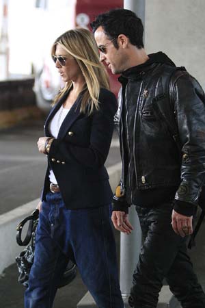 Jennifer Aniston shows off engagement ring