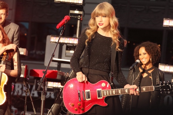 Taylor Swift 2012 CMA Entertainer of the Year
