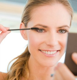 Applying mascara