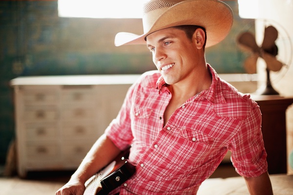 Dustin Lynch talks to SheKnows.com about 