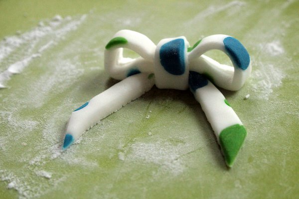 finished spotty sugarpaste bow