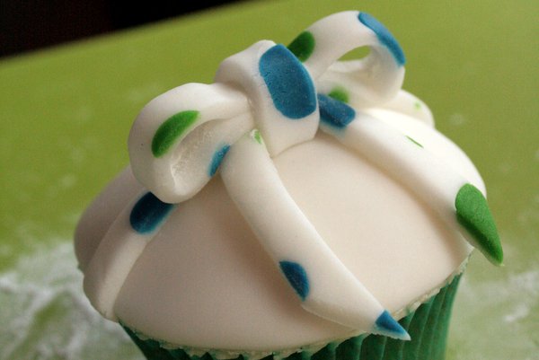 spotty bow cupcake