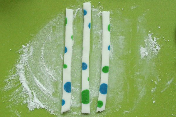 spotty sugarpaste ribbons