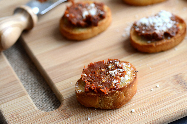 Sun-dried tomato pesto crostinis